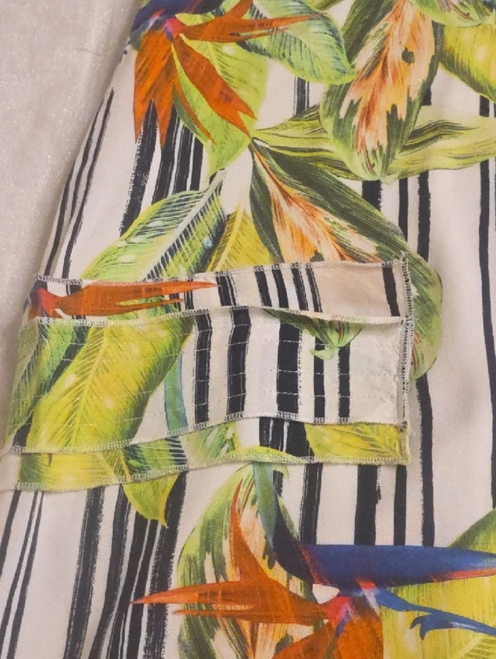 Luigi Bertolli Weekend ViscoseTropical Leaf Pocket Mini Dress in White and Green - Picture 11 of 16